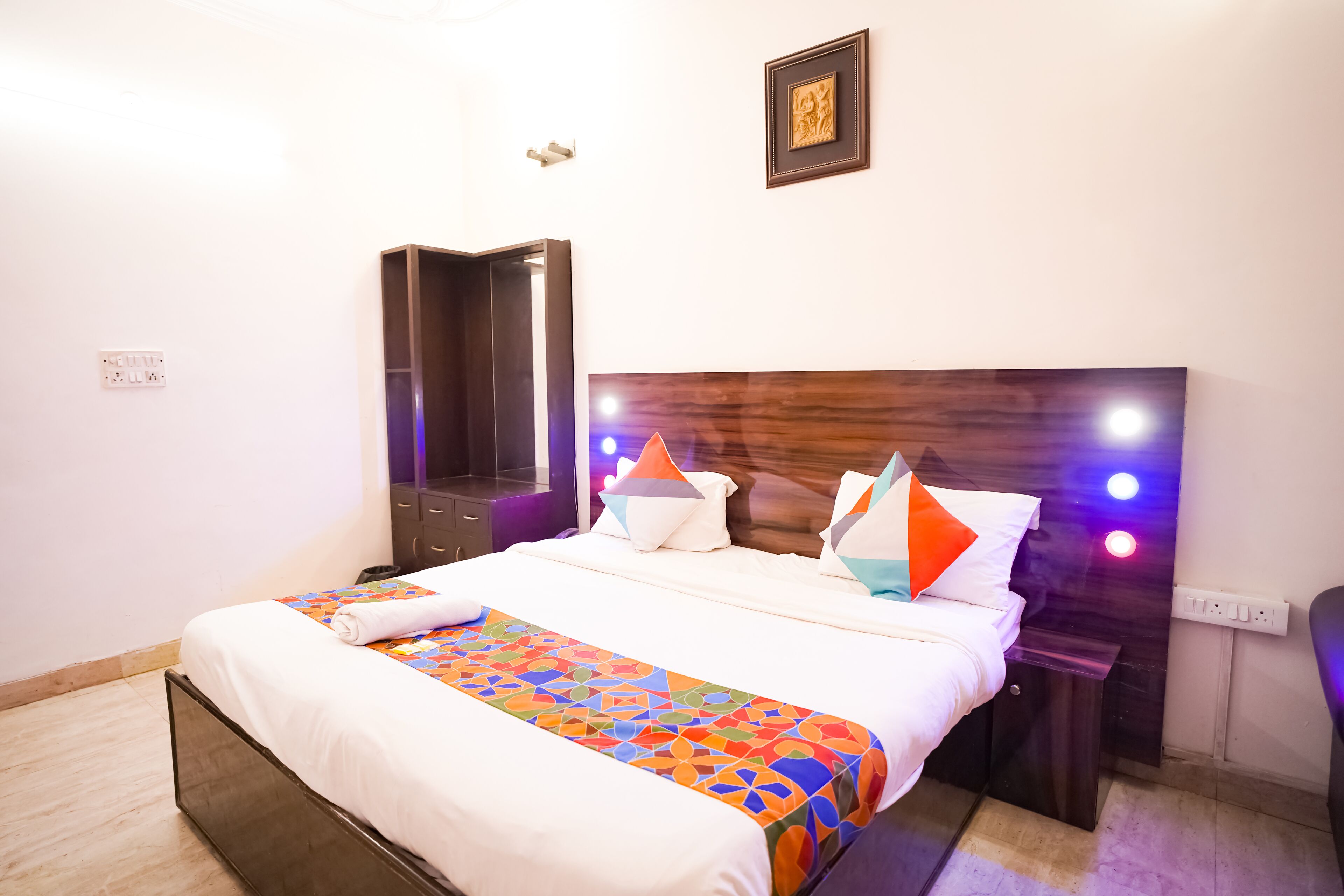 Roomshala Hotel Oscar