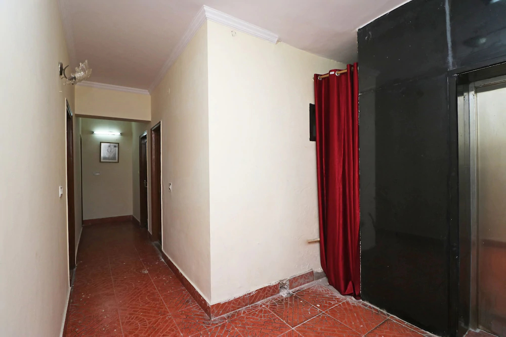 Royal Palace by OYO Rooms