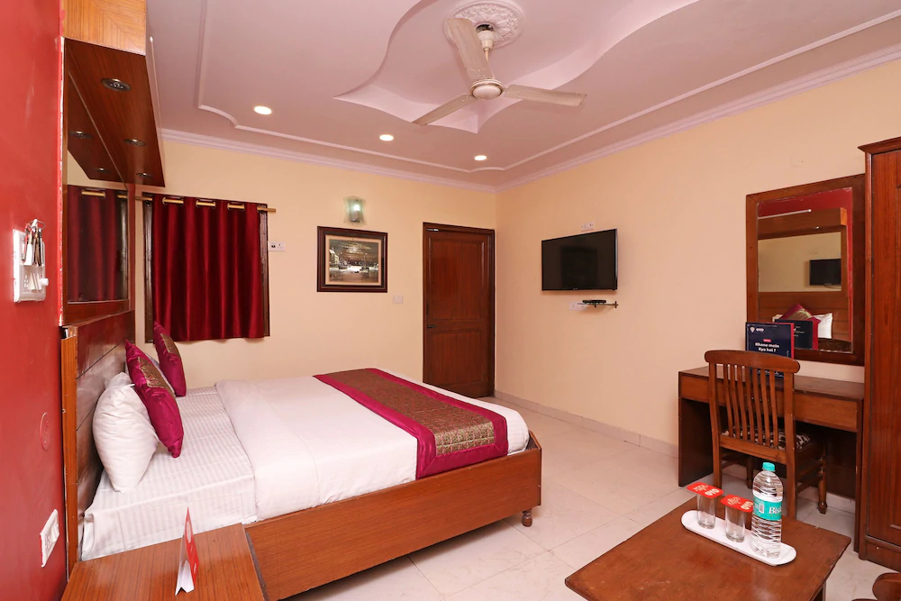 Royal Palace by OYO Rooms