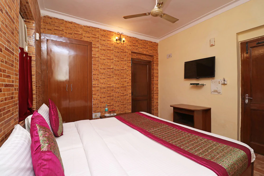 Royal Palace by OYO Rooms