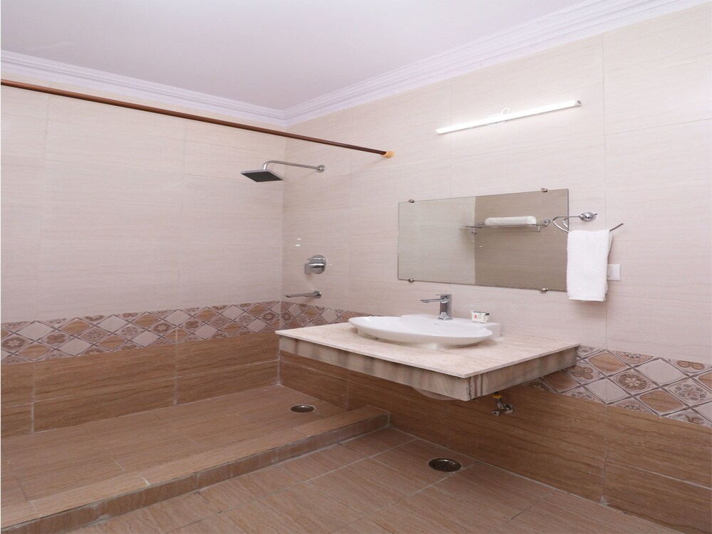 Royal Palace by OYO Rooms