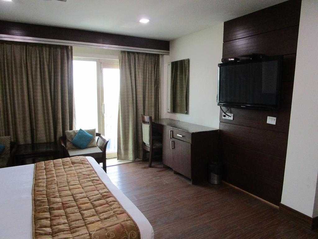 Admire Suites by FabHotel