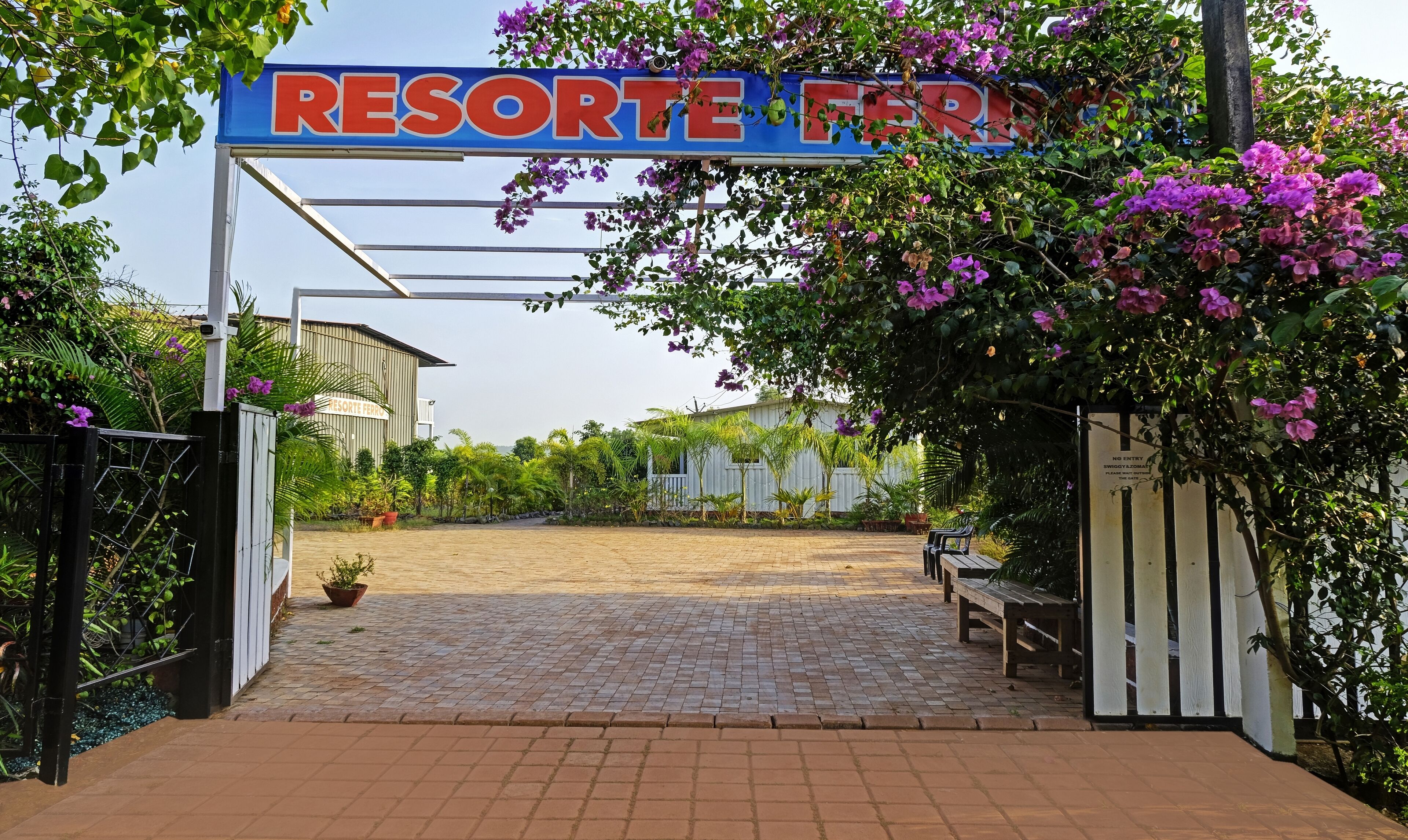 Treebo Trend Resorte Ferro