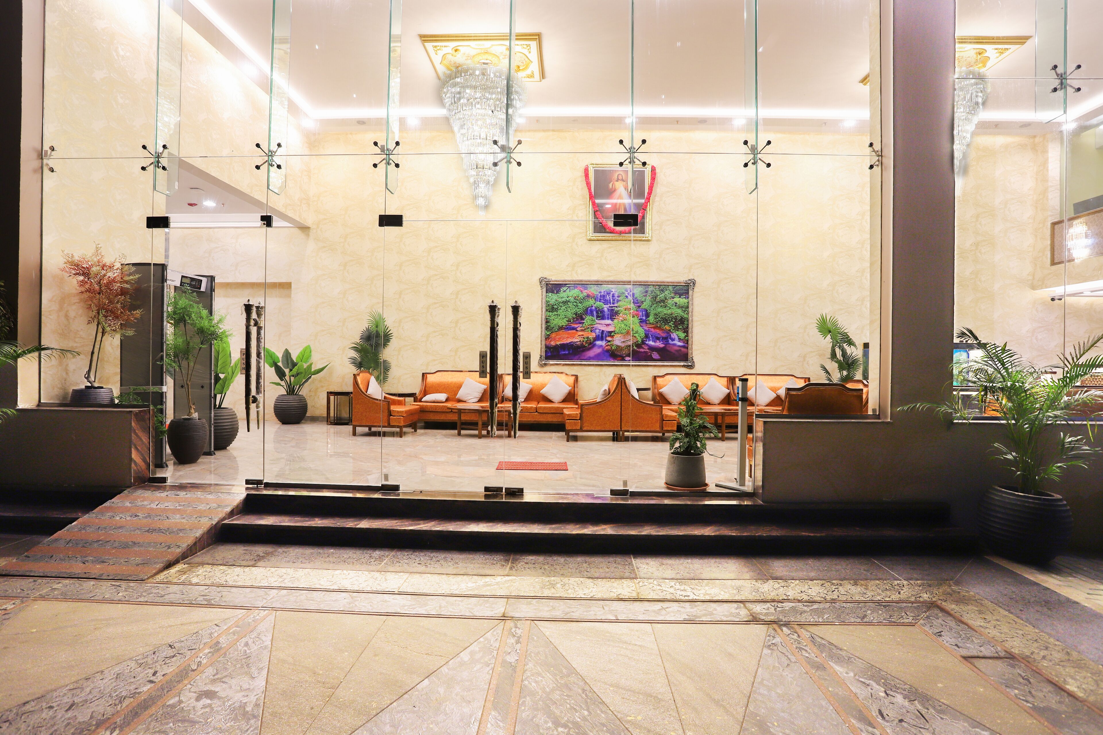 The Avenue Grand