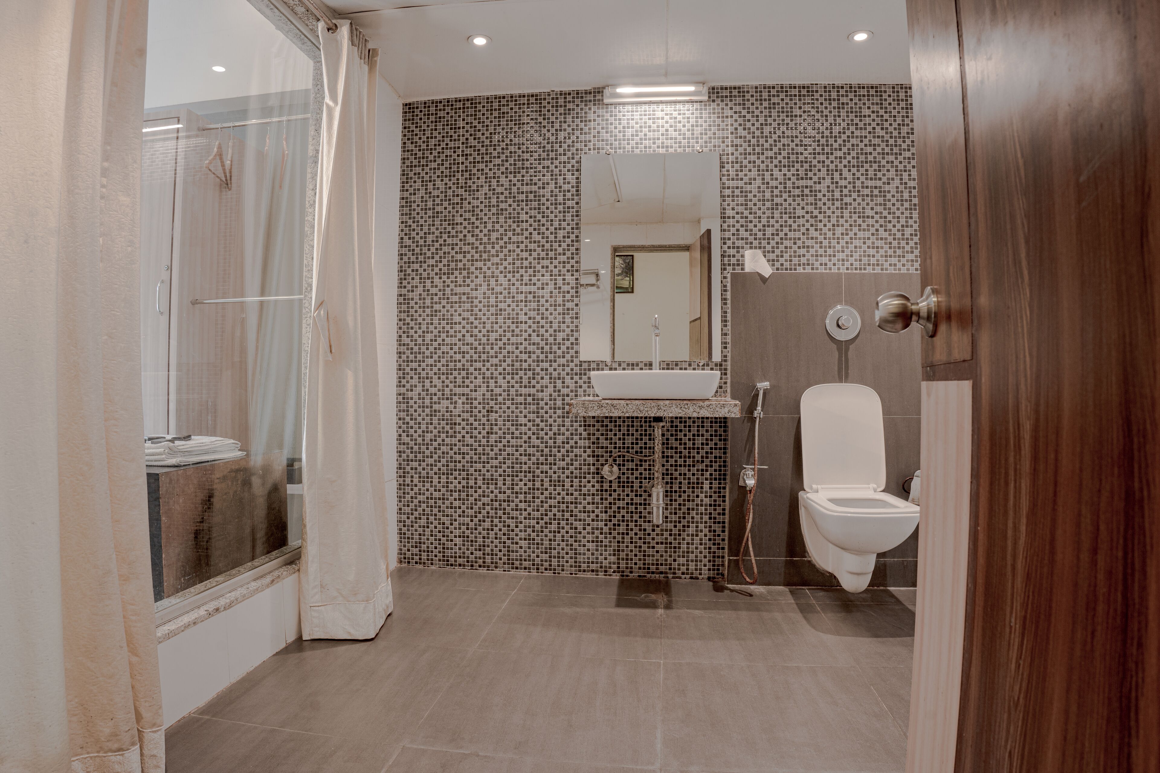Kjsp Seasons Hotel