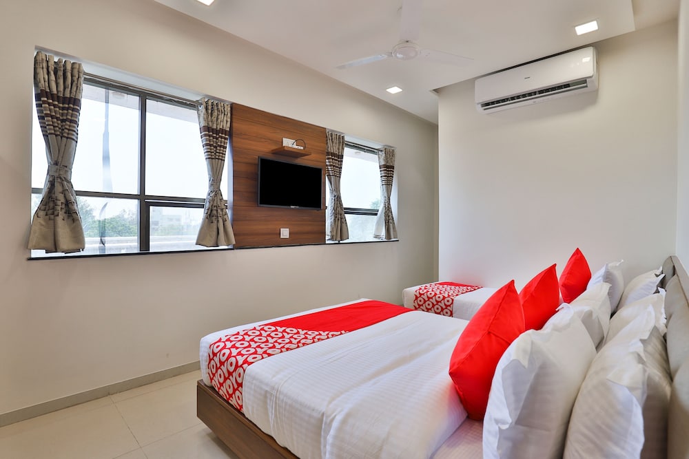 OYO 19303 Hotel Sungold