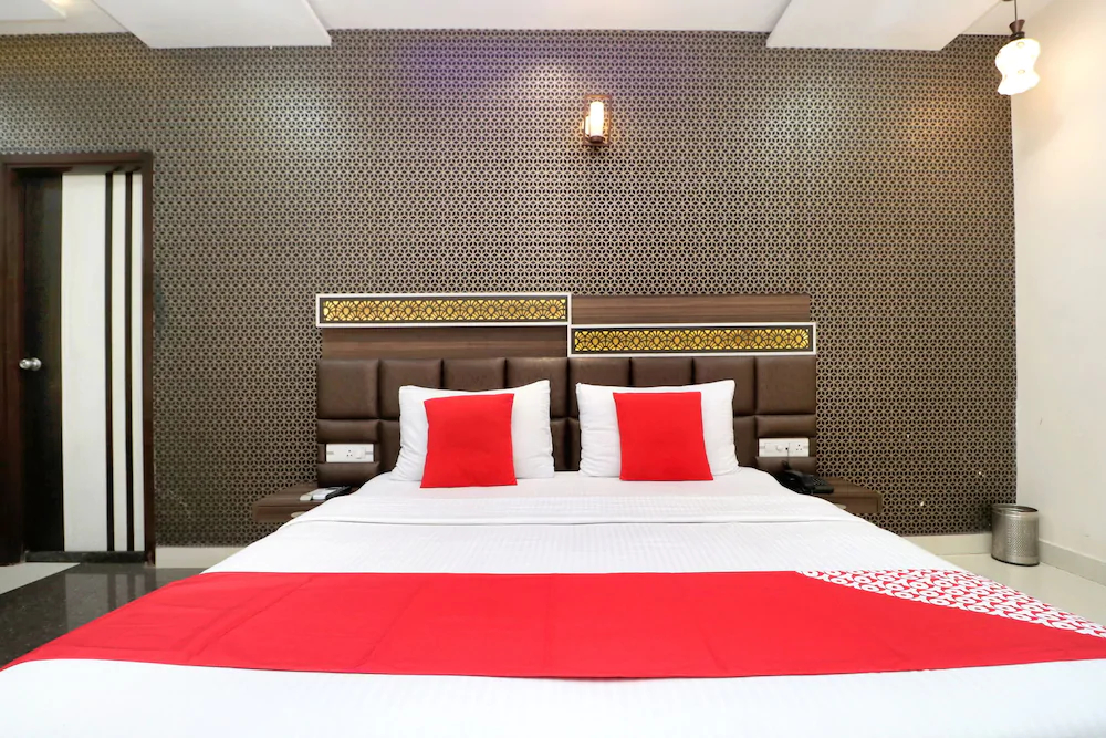 Hotel C M Plaza By OYO Rooms