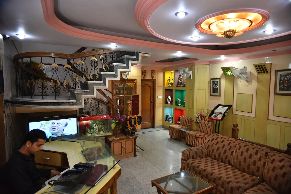 Mid City Hotel by OYO Rooms