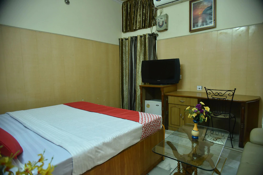 Mid City Hotel by OYO Rooms