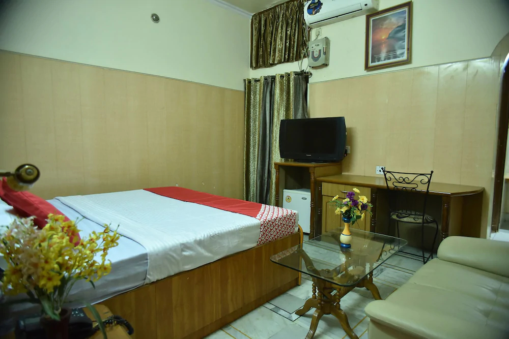 Mid City Hotel by OYO Rooms