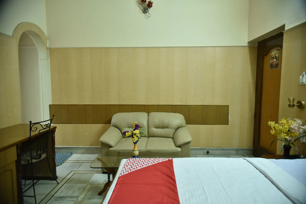 Mid City Hotel by OYO Rooms
