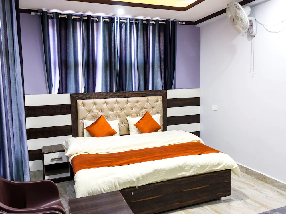 OYO Home 14518 Modern Mountain Clouds Naddi