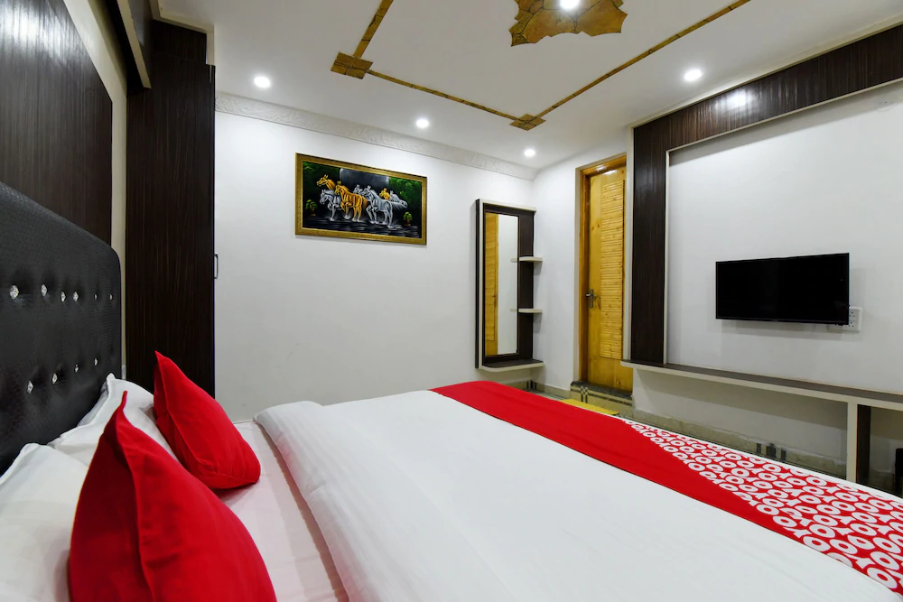 Hotel HHH By OYO Rooms