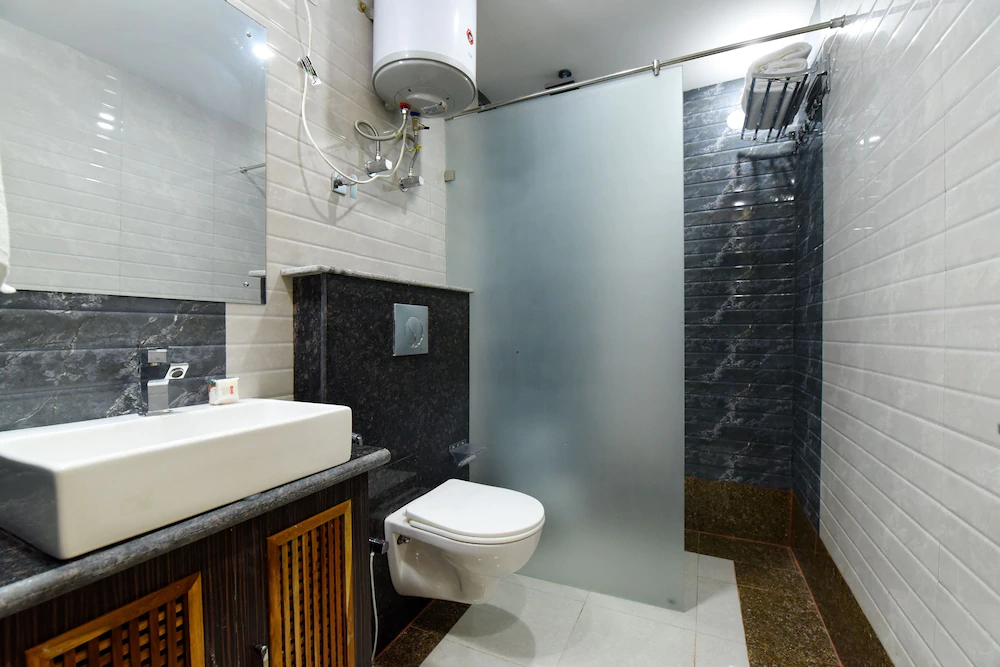 Hotel HHH By OYO Rooms
