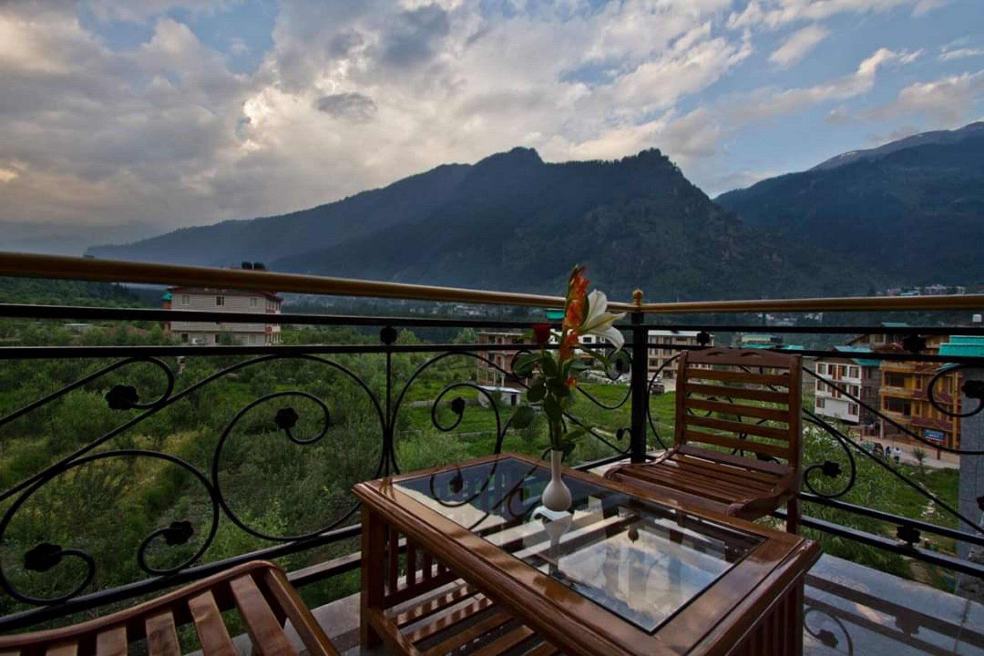 Goroomgo Mountain Green Villa Manali