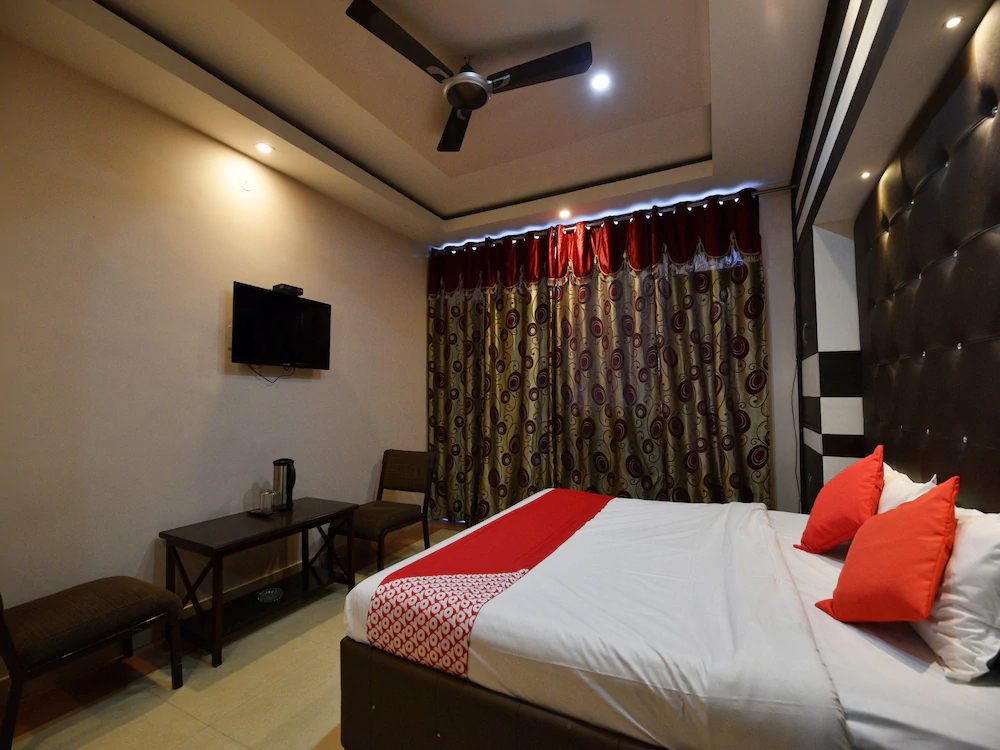 Hotel Paras By OYO Rooms