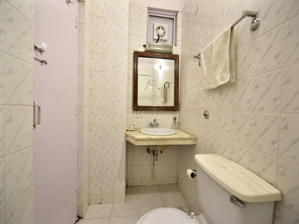 Hotel Himland East By OYO Rooms