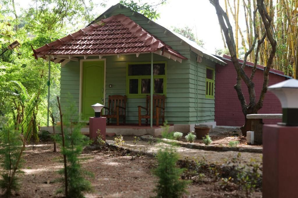Commune 18 Resort