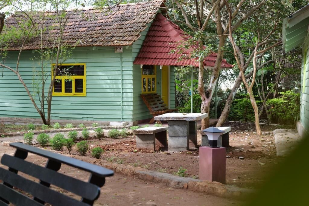 Commune 18 Resort