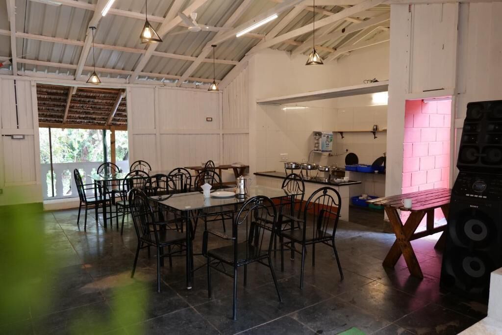Commune 18 Resort