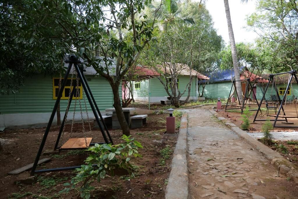 Commune 18 Resort