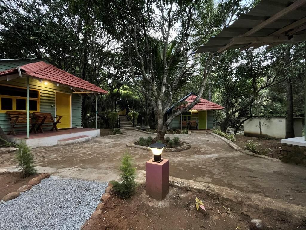 Commune 18 Resort