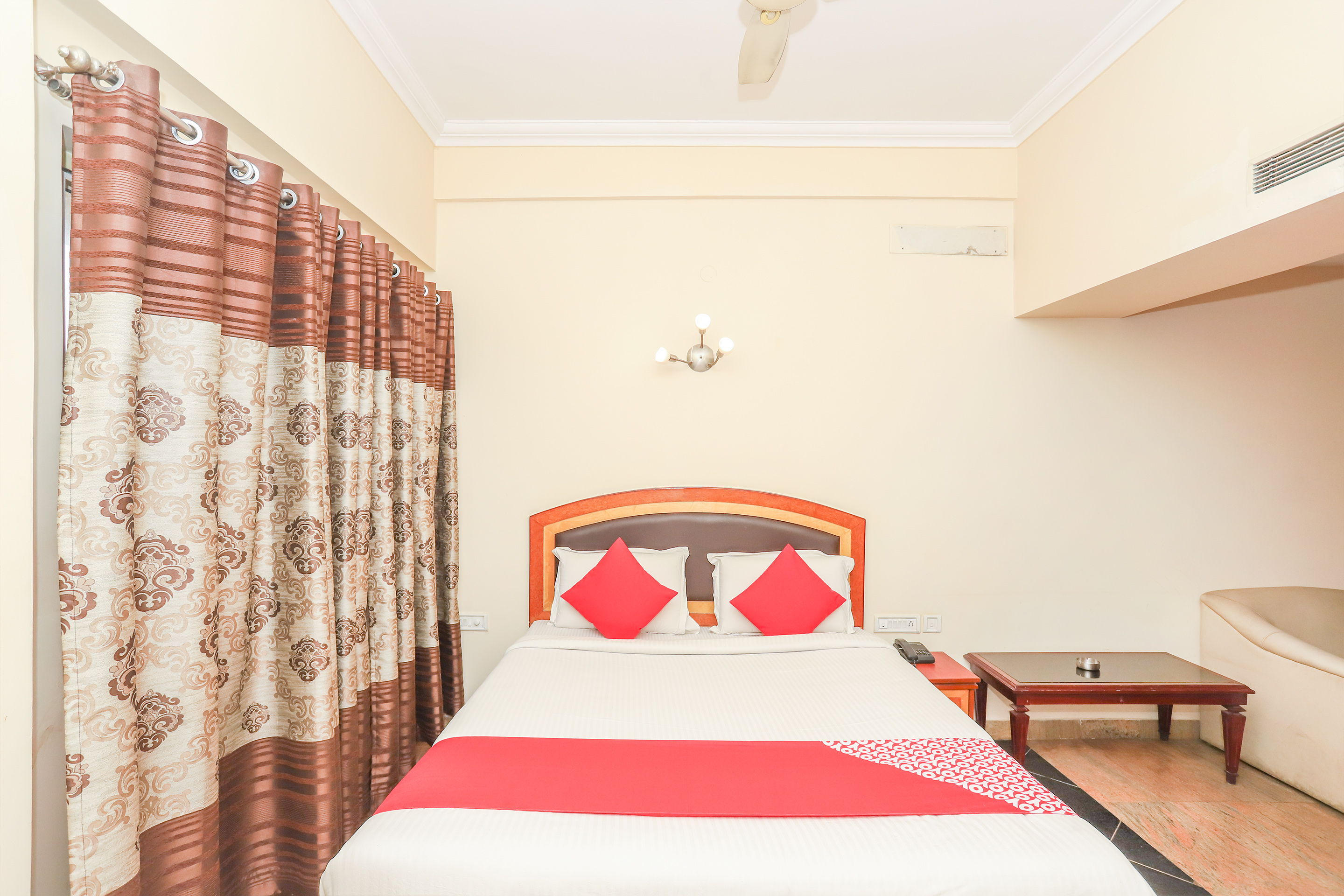 Aura Inn by OYO Rooms