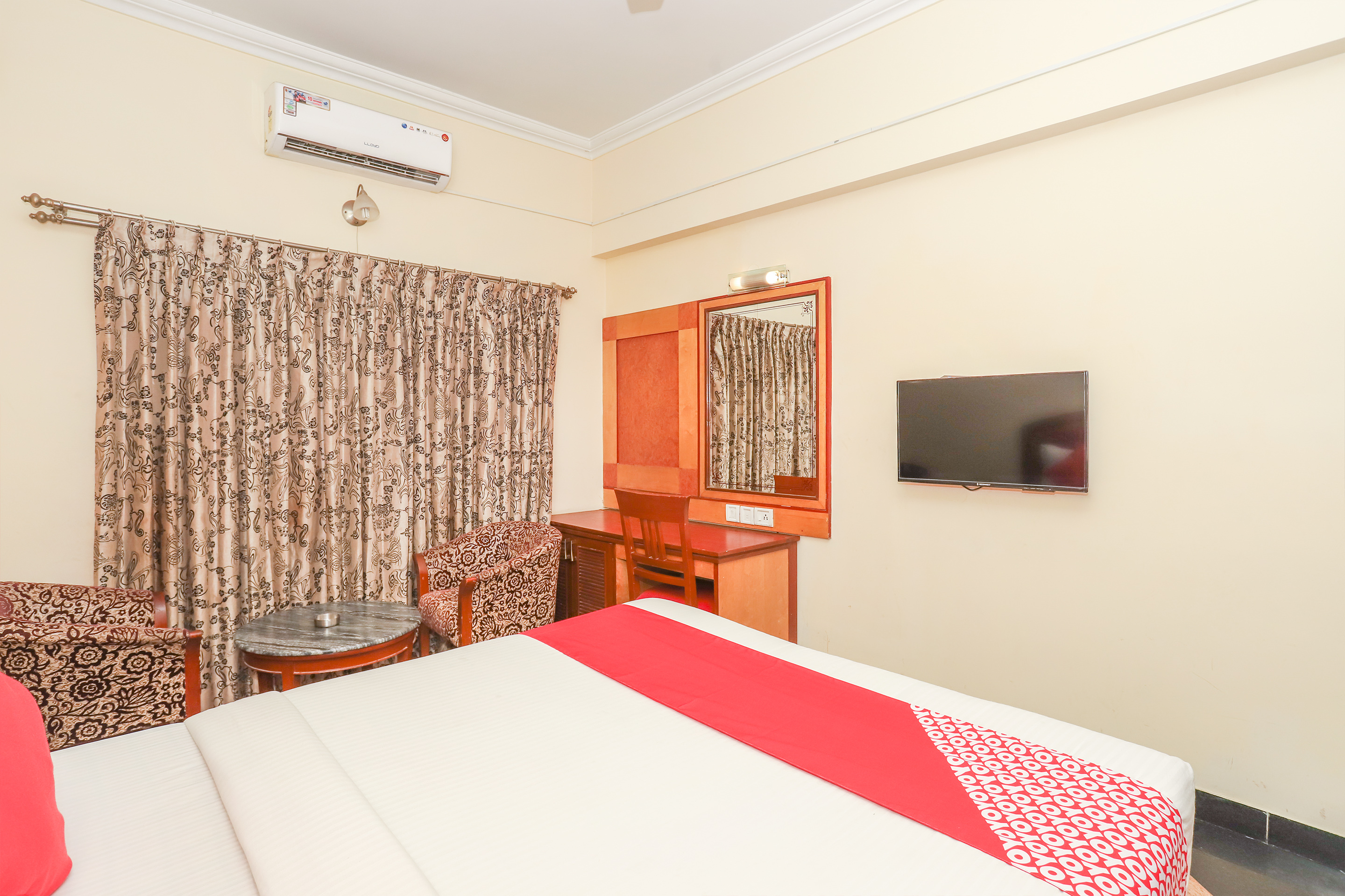 Aura Inn by OYO Rooms