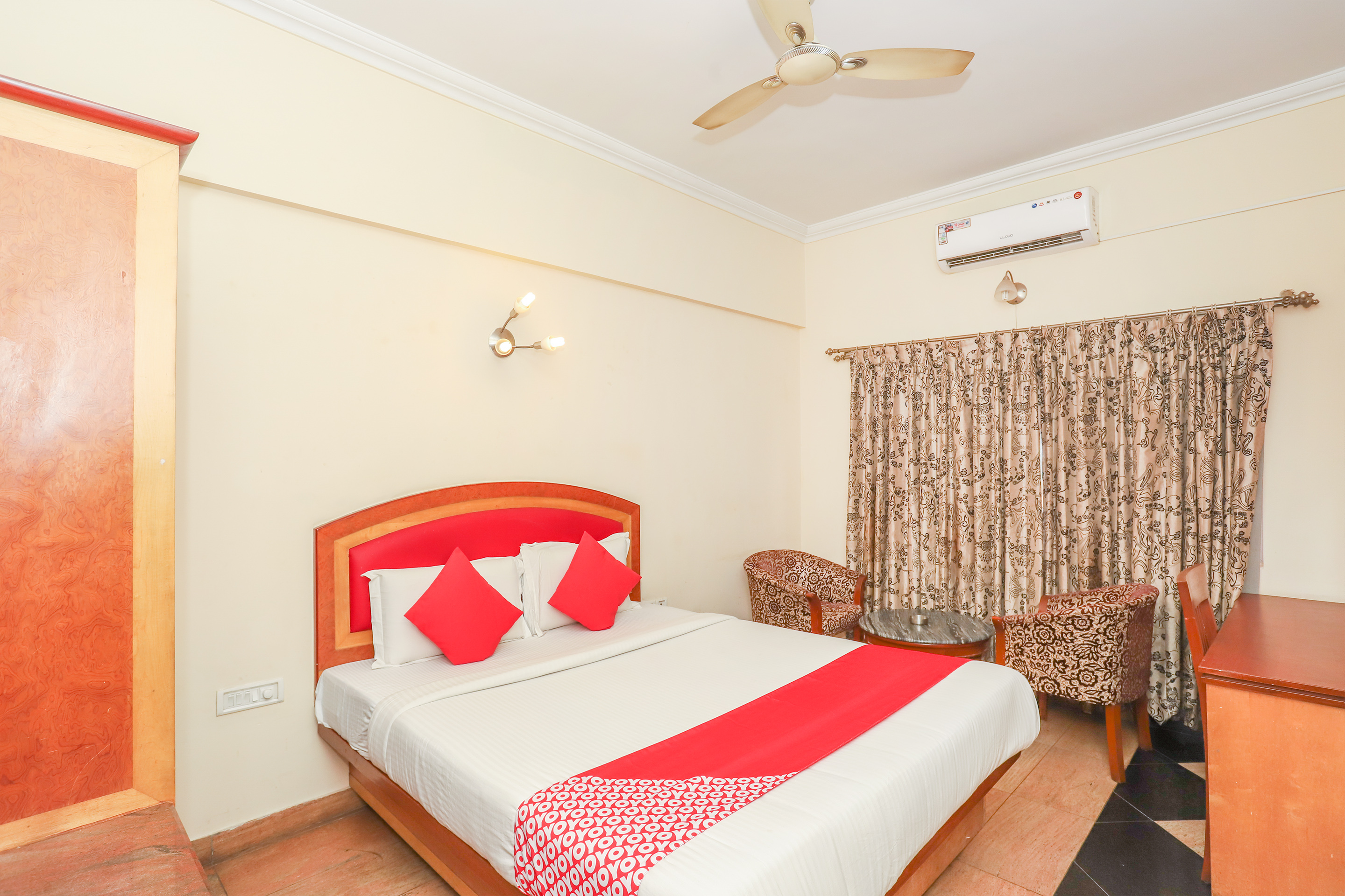 Aura Inn by OYO Rooms