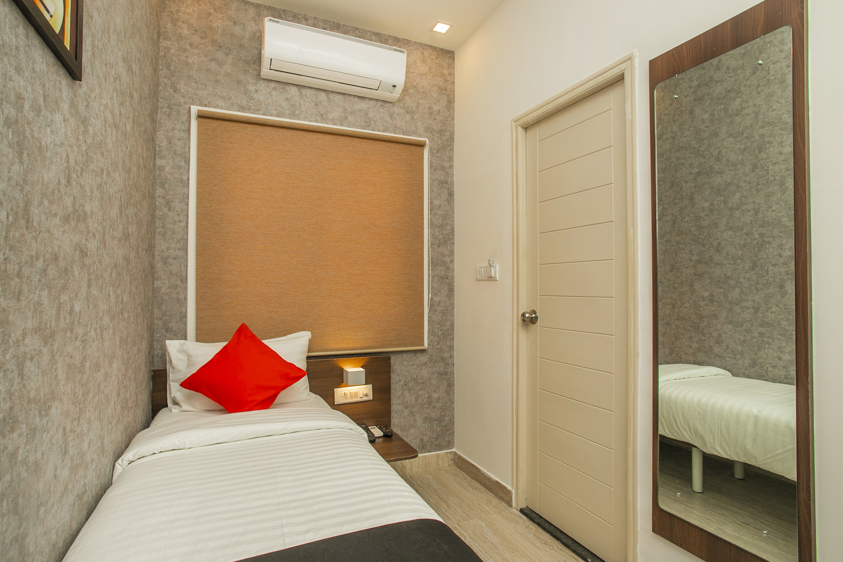 Hotel D'Brooks by OYO
