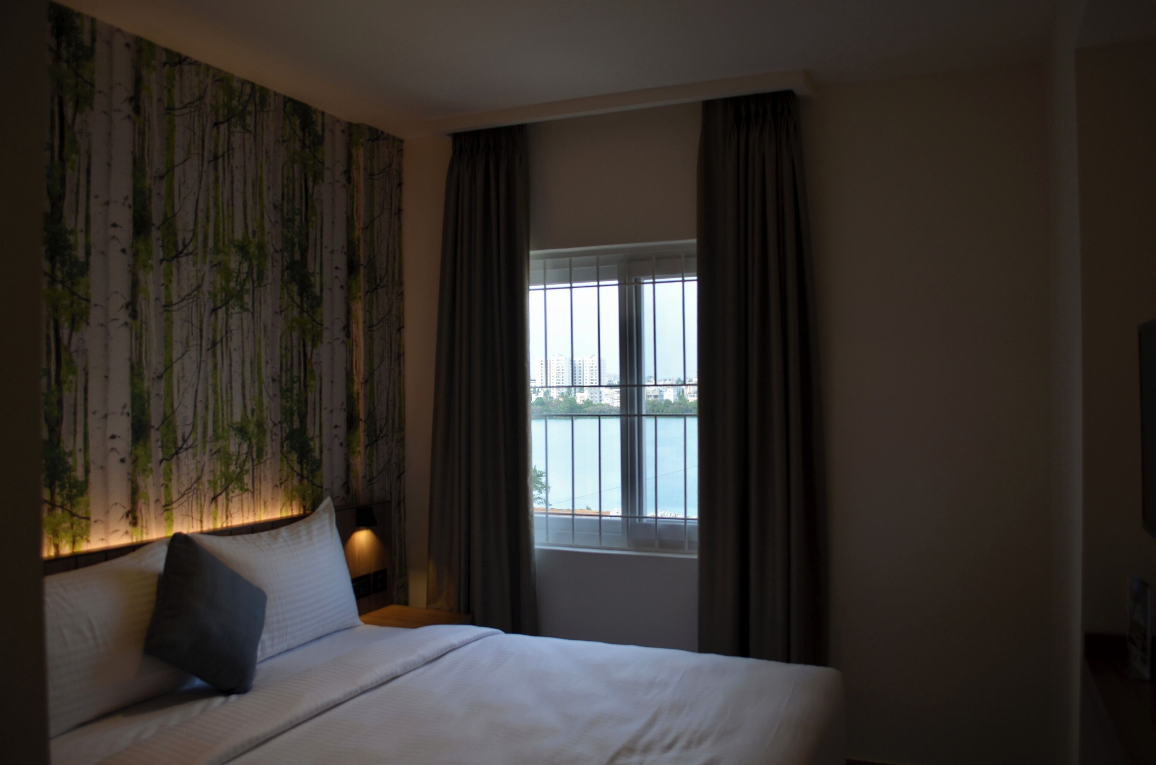 City Lake Hotel