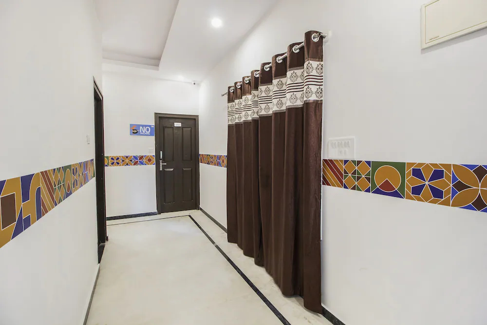 FabHotel Crown Suites