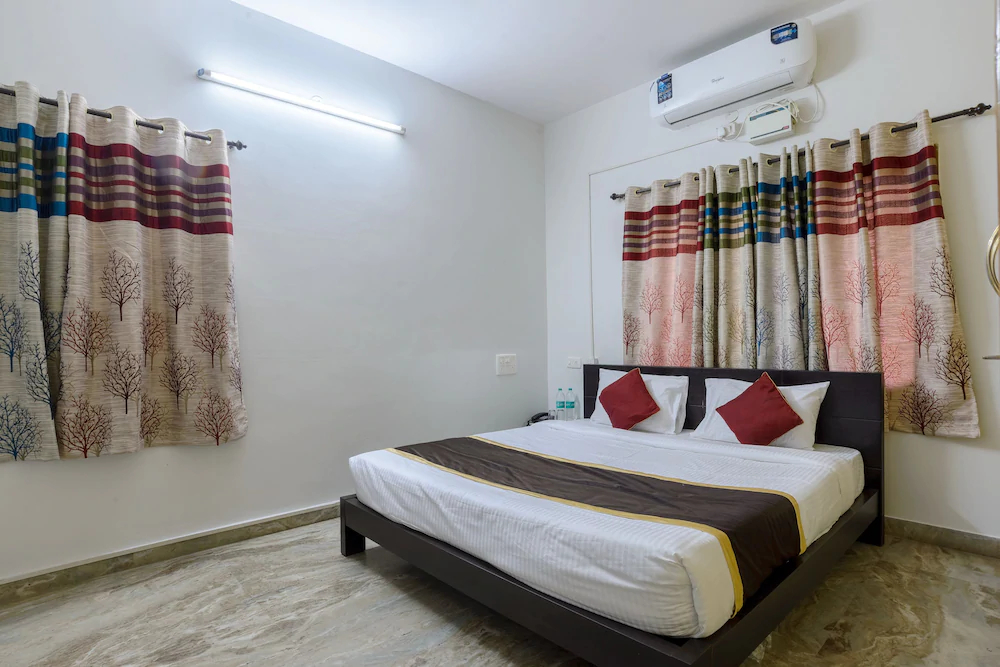 Green Suits By OYO Rooms