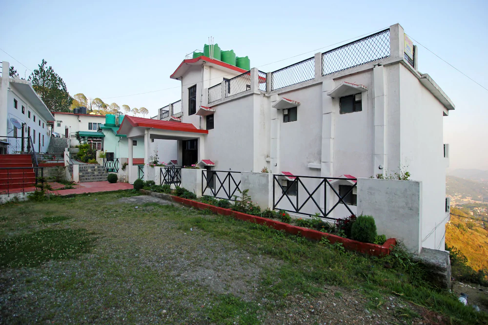 Green Suits By OYO Rooms