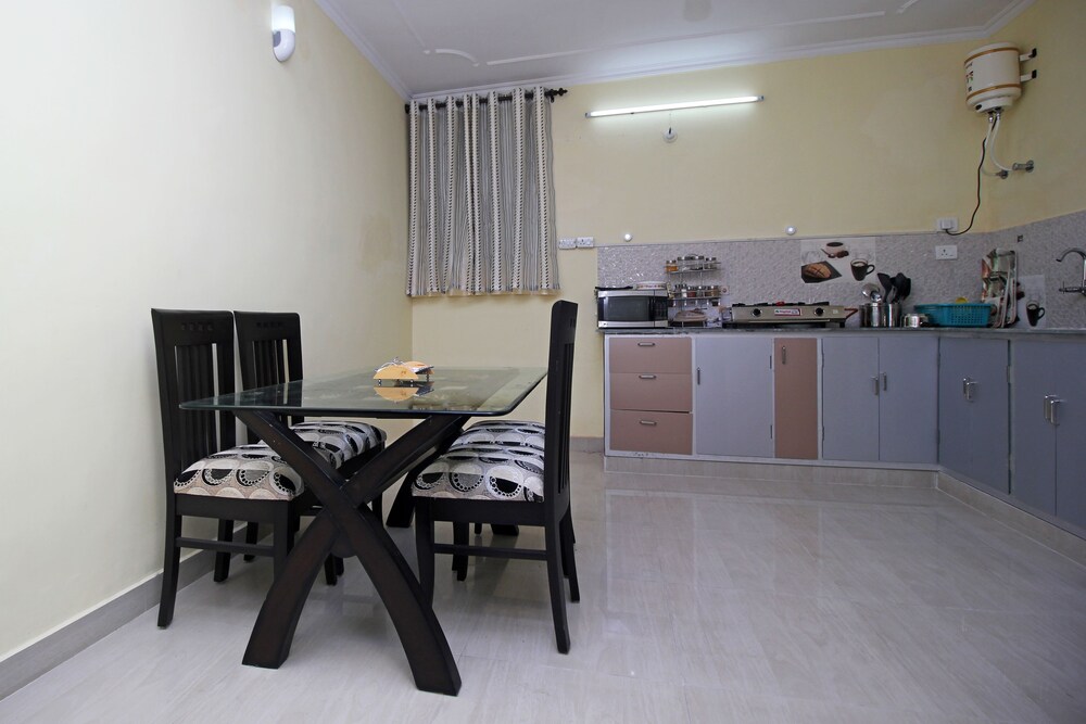 Green Suits By OYO Rooms