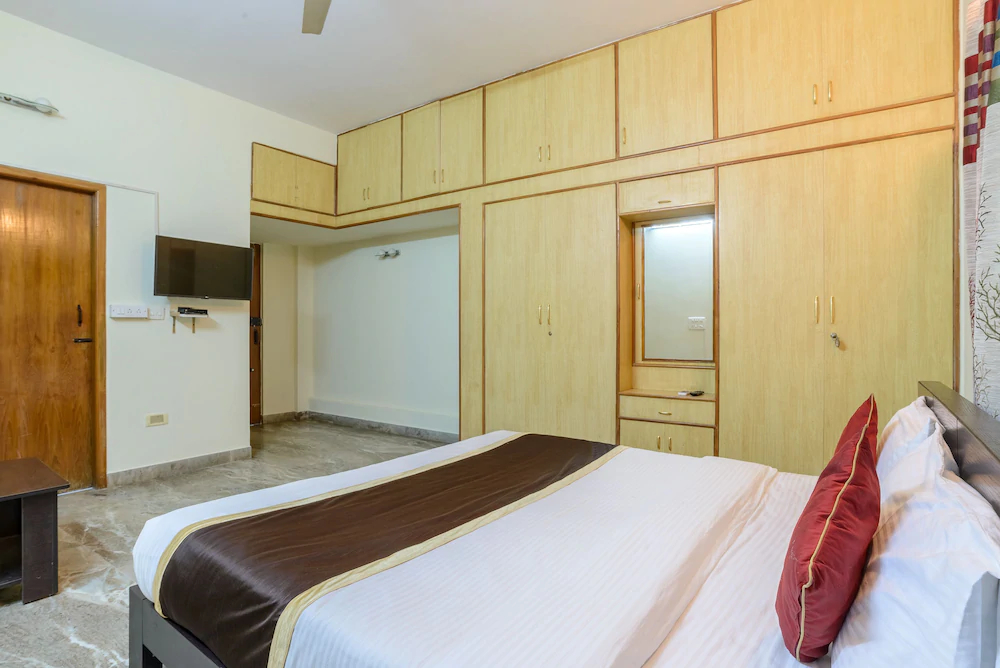 Green Suits By OYO Rooms