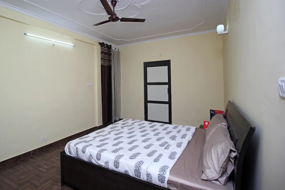Green Suits By OYO Rooms