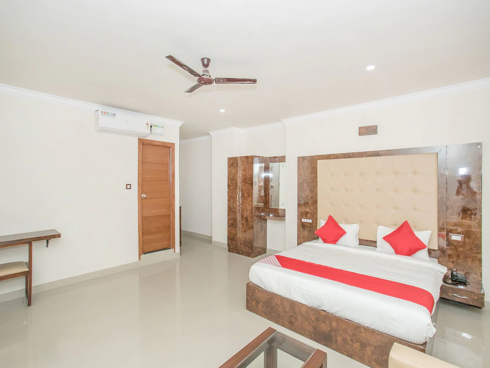 High Street by OYO Rooms