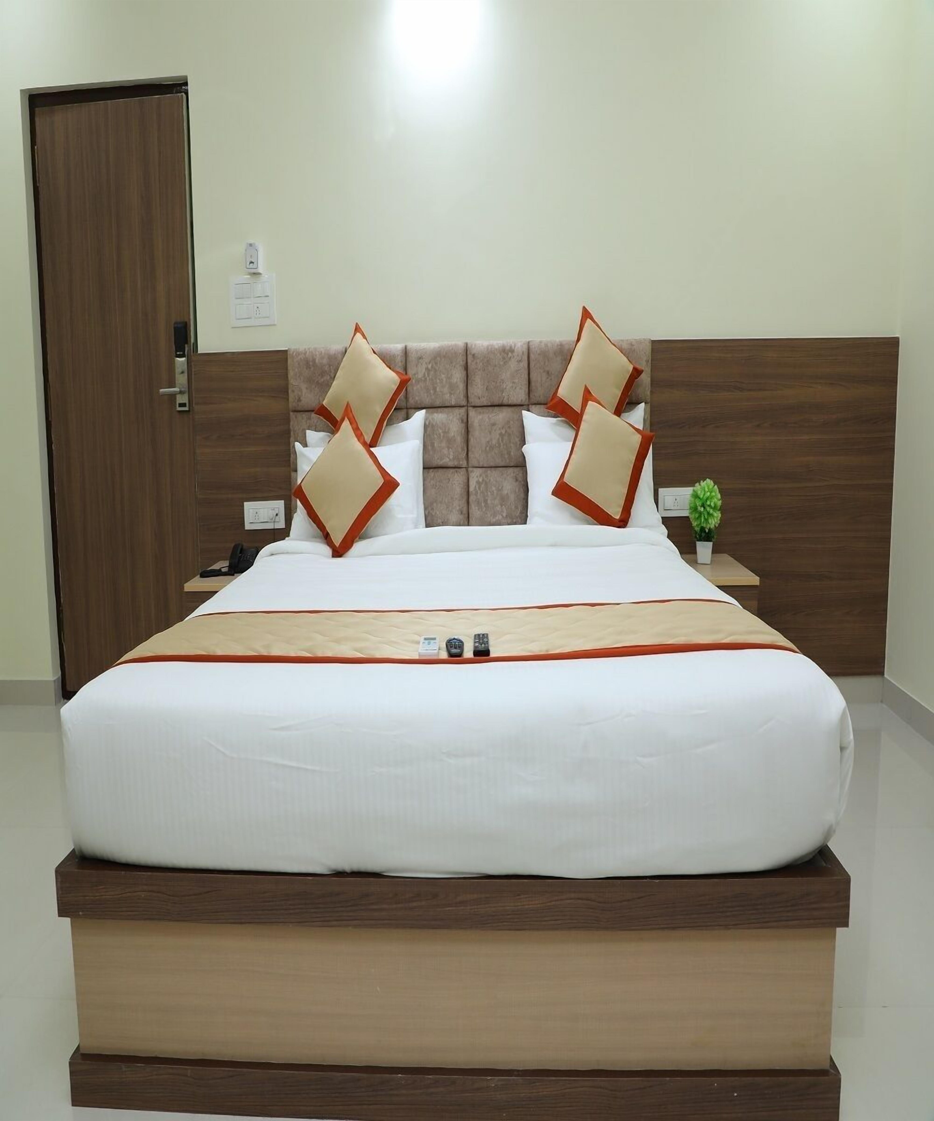 Hotel 8th Mile Suites