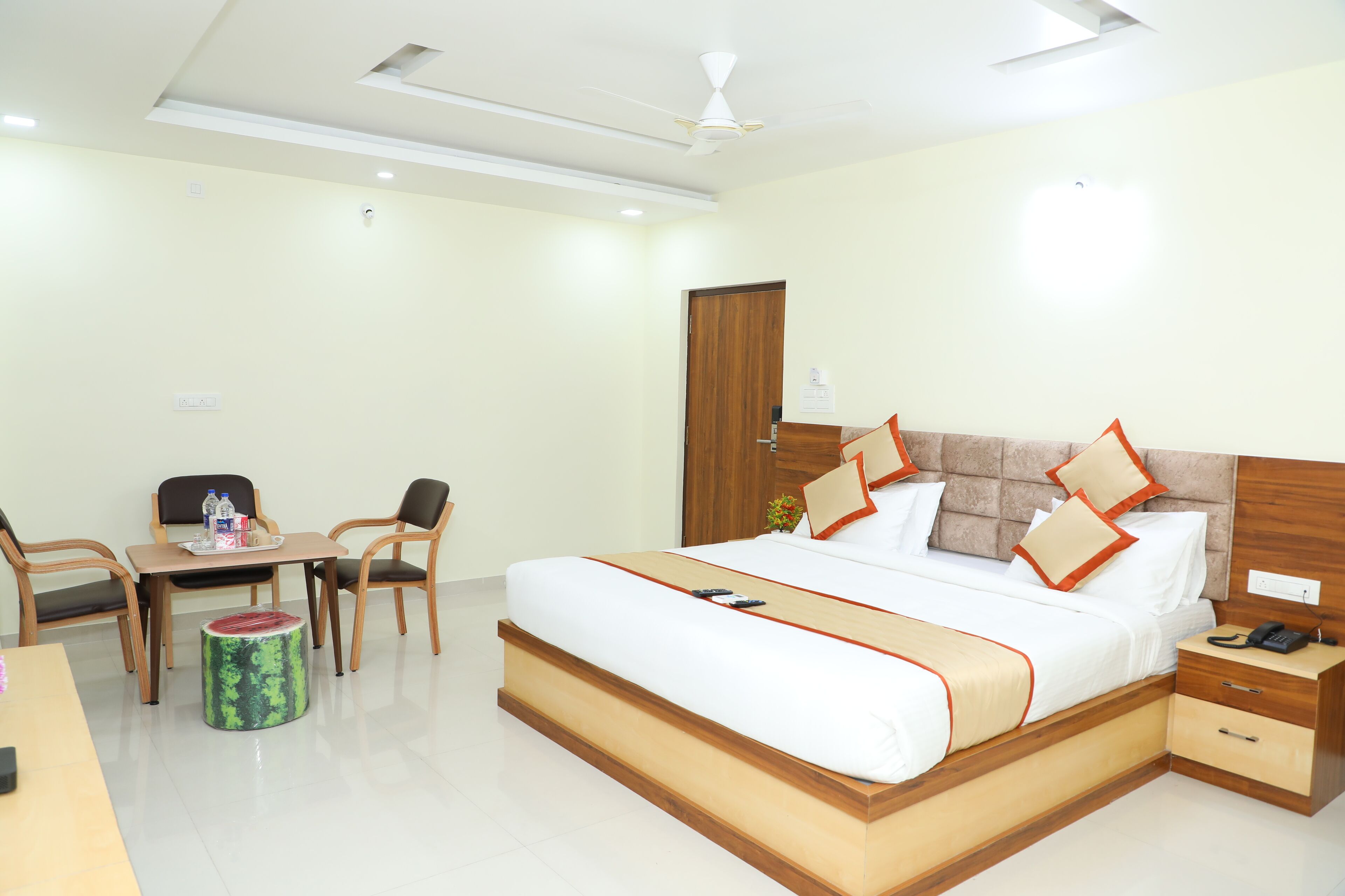 Hotel 8th Mile Suites
