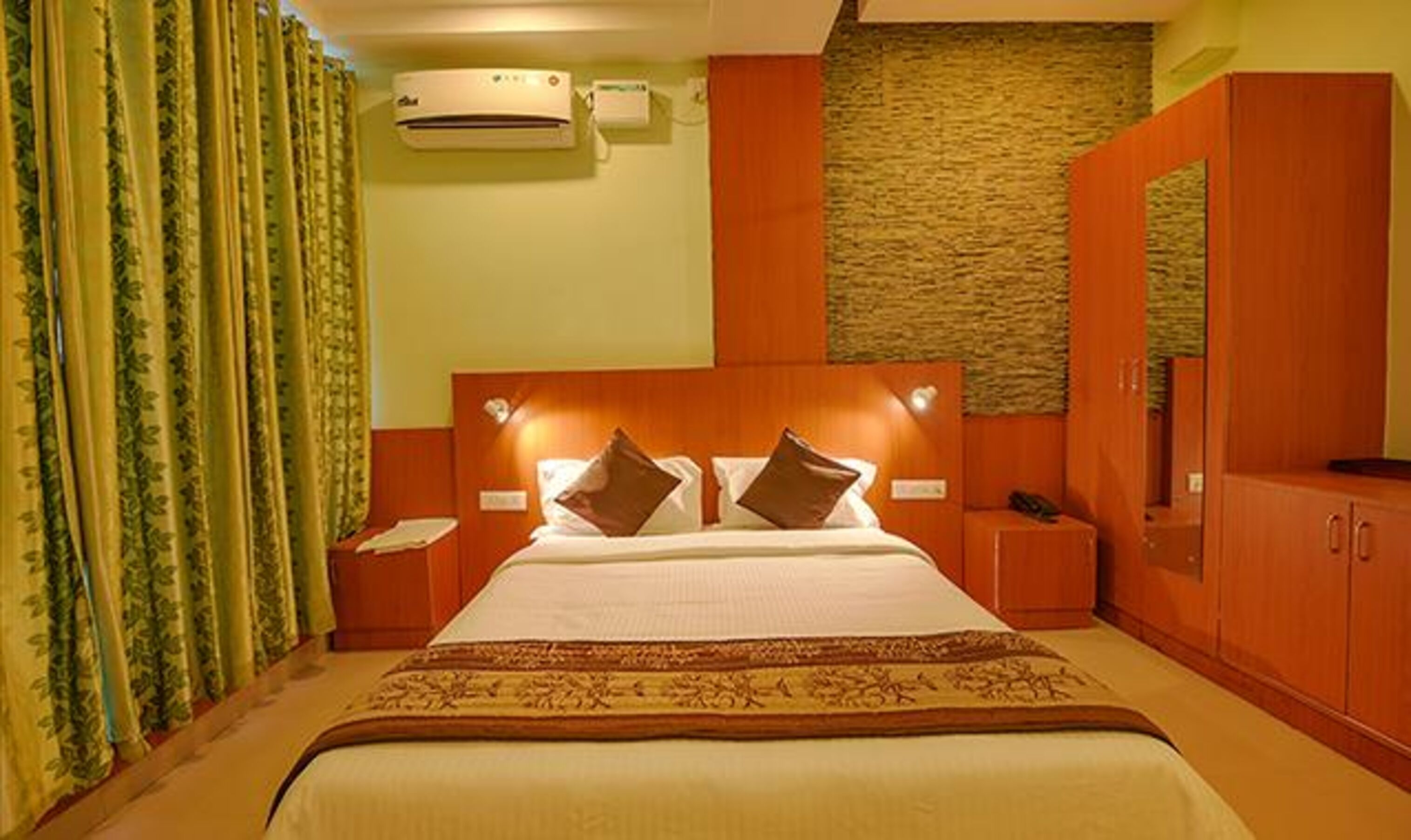 Jen & Jo Hotel By Fab