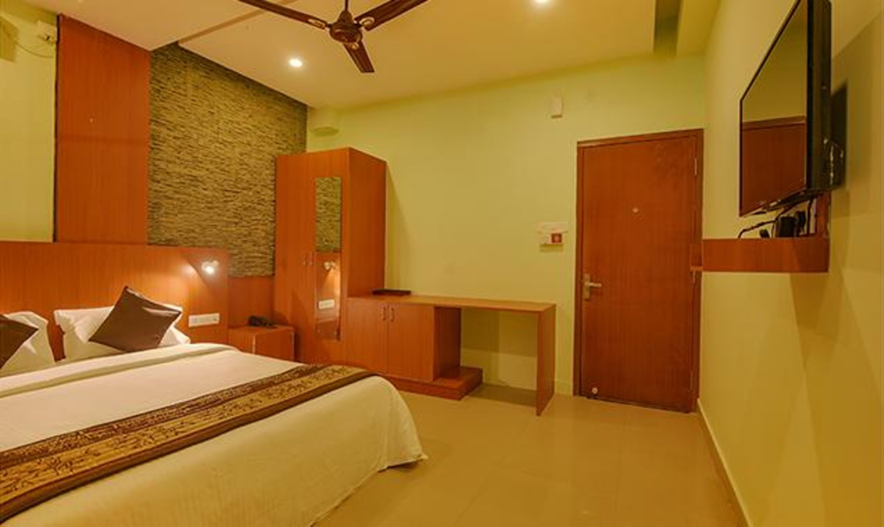 Jen & Jo Hotel By Fab