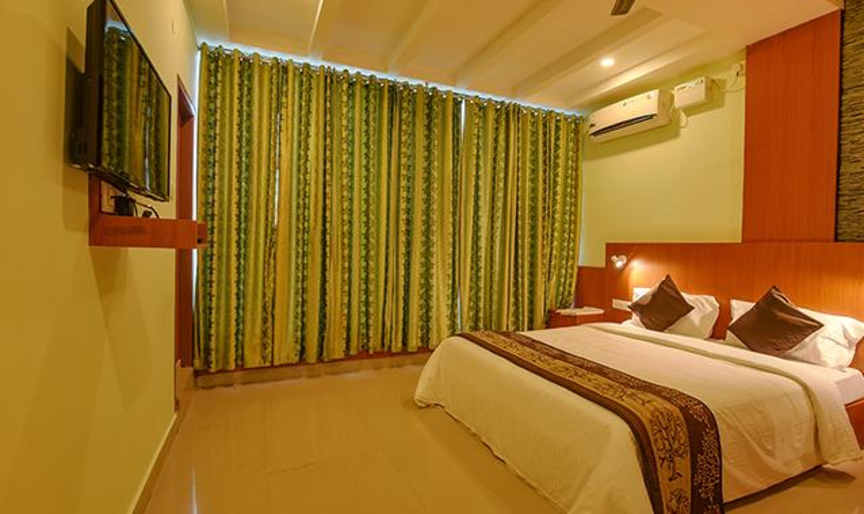 Jen & Jo Hotel By Fab