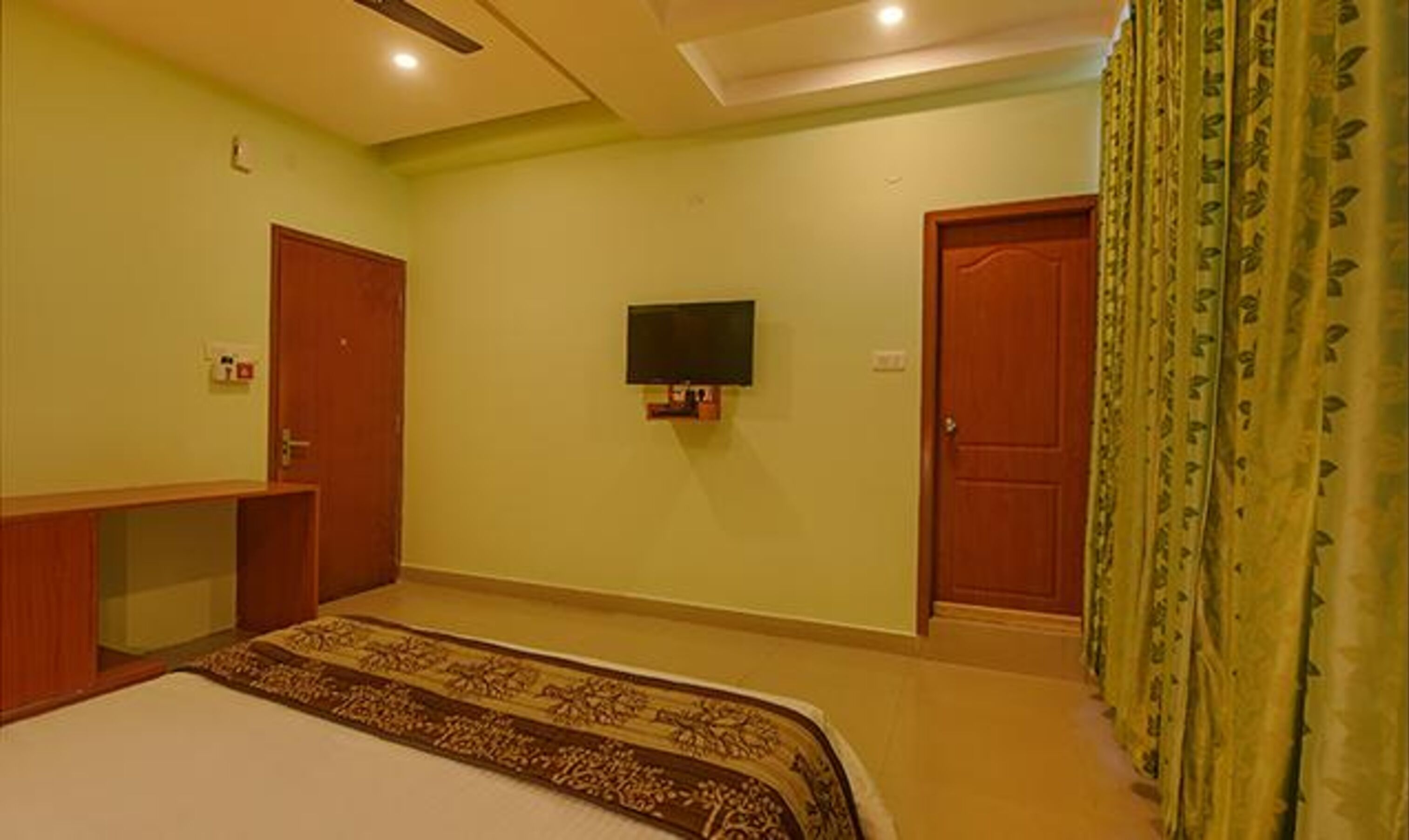 Jen & Jo Hotel By Fab