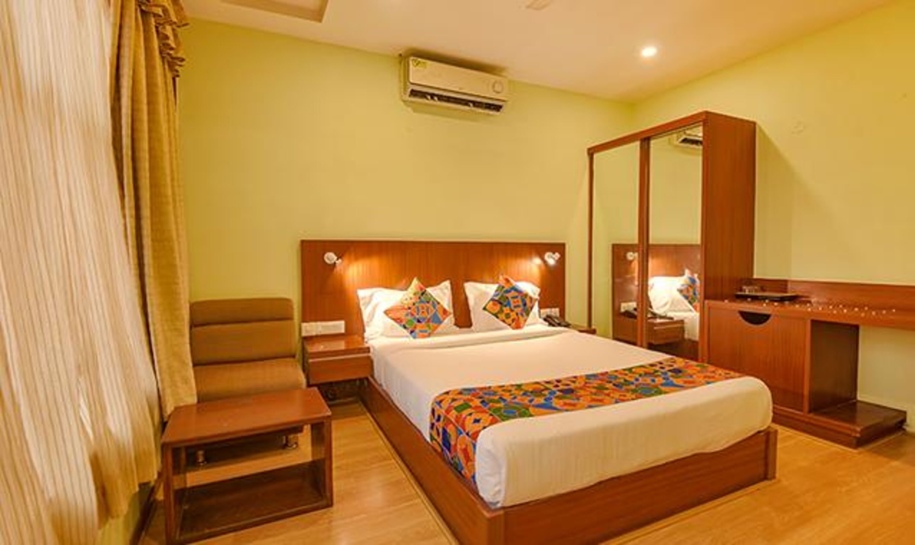 Jen & Jo Hotel By Fab