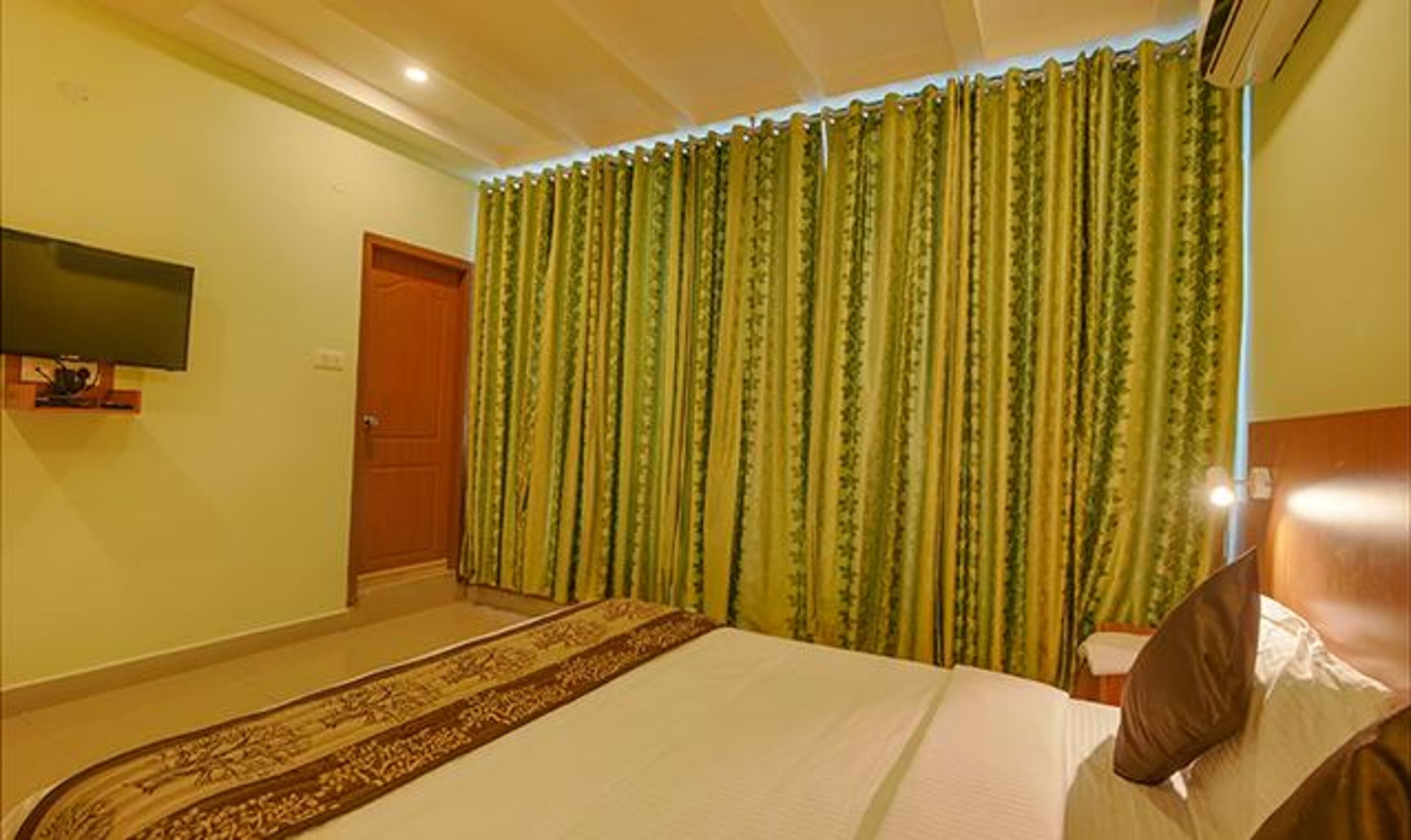 Jen & Jo Hotel By Fab