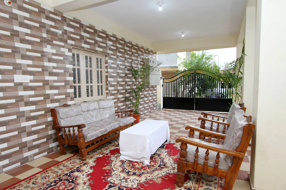 J J Palace By OYO Rooms