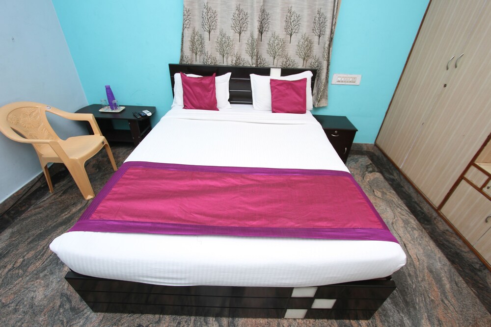 J J Palace By OYO Rooms