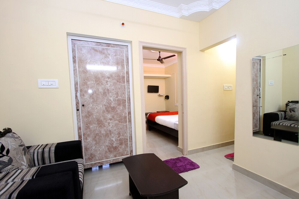 J J Palace By OYO Rooms