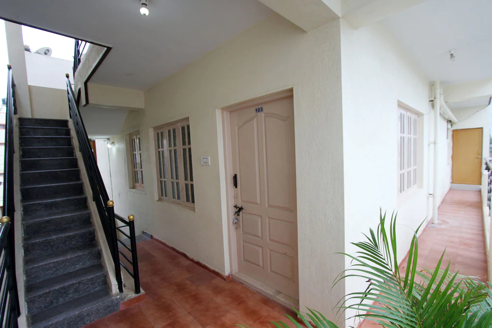 J J Palace By OYO Rooms